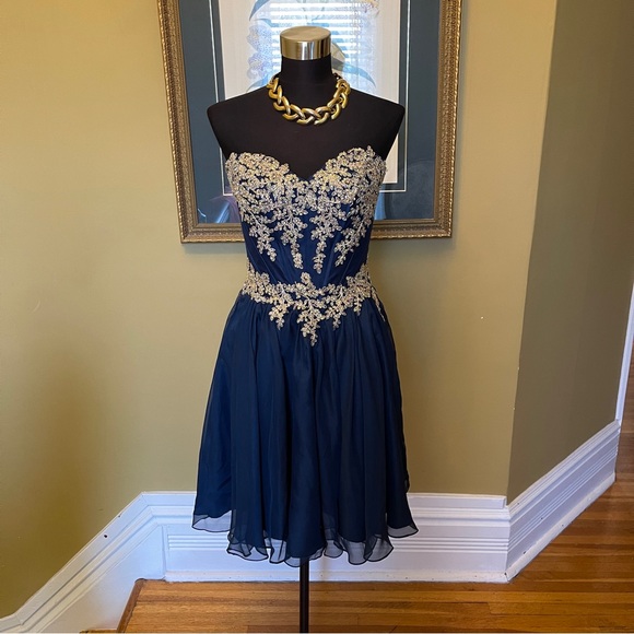 Prom dress - Picture 1 of 8